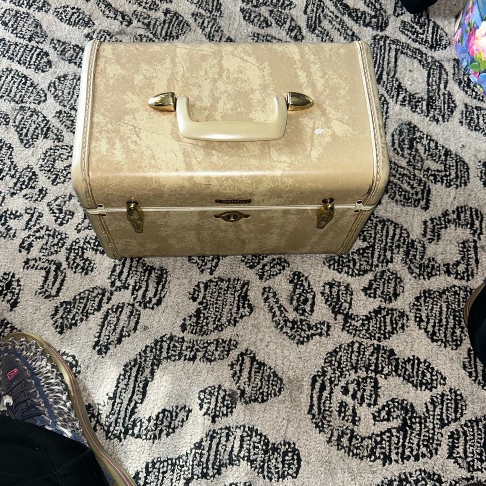 Samsonite Cream Jewelry Box with Green Gem